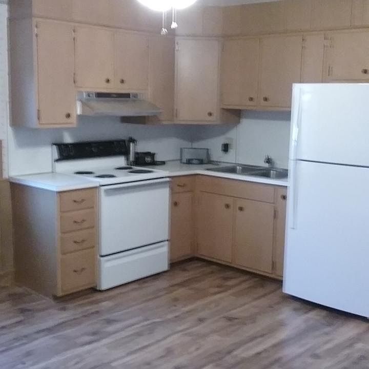 Lg eat in kitchen new floors & refrigerator