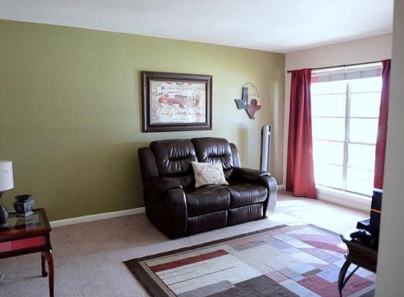 3rd image of 325 Parkwood Pl