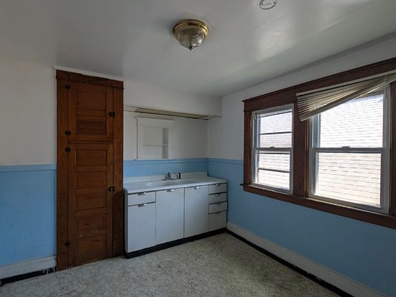 3rd image of 507 Lisbon Ave #2