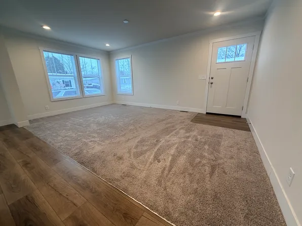 260 Red Oak Dr #118, Coopersville, MI 49404
