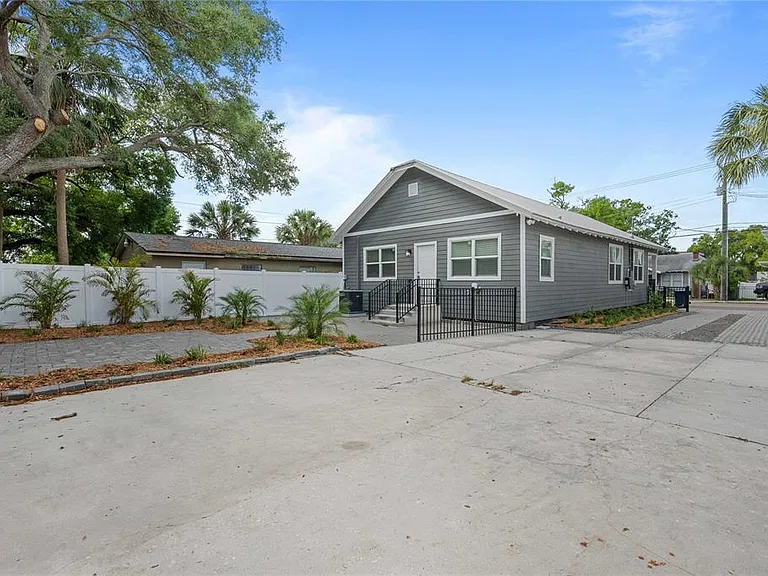 2203 N Blvd — Photo 9