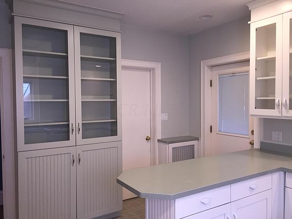 4th image of 596 E North Broadway St