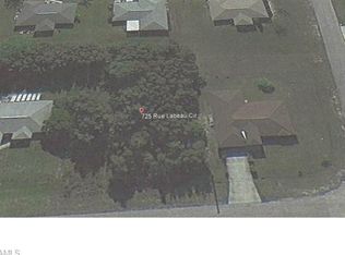 725 Rue Labeau Cir, Fort Myers, FL 33913