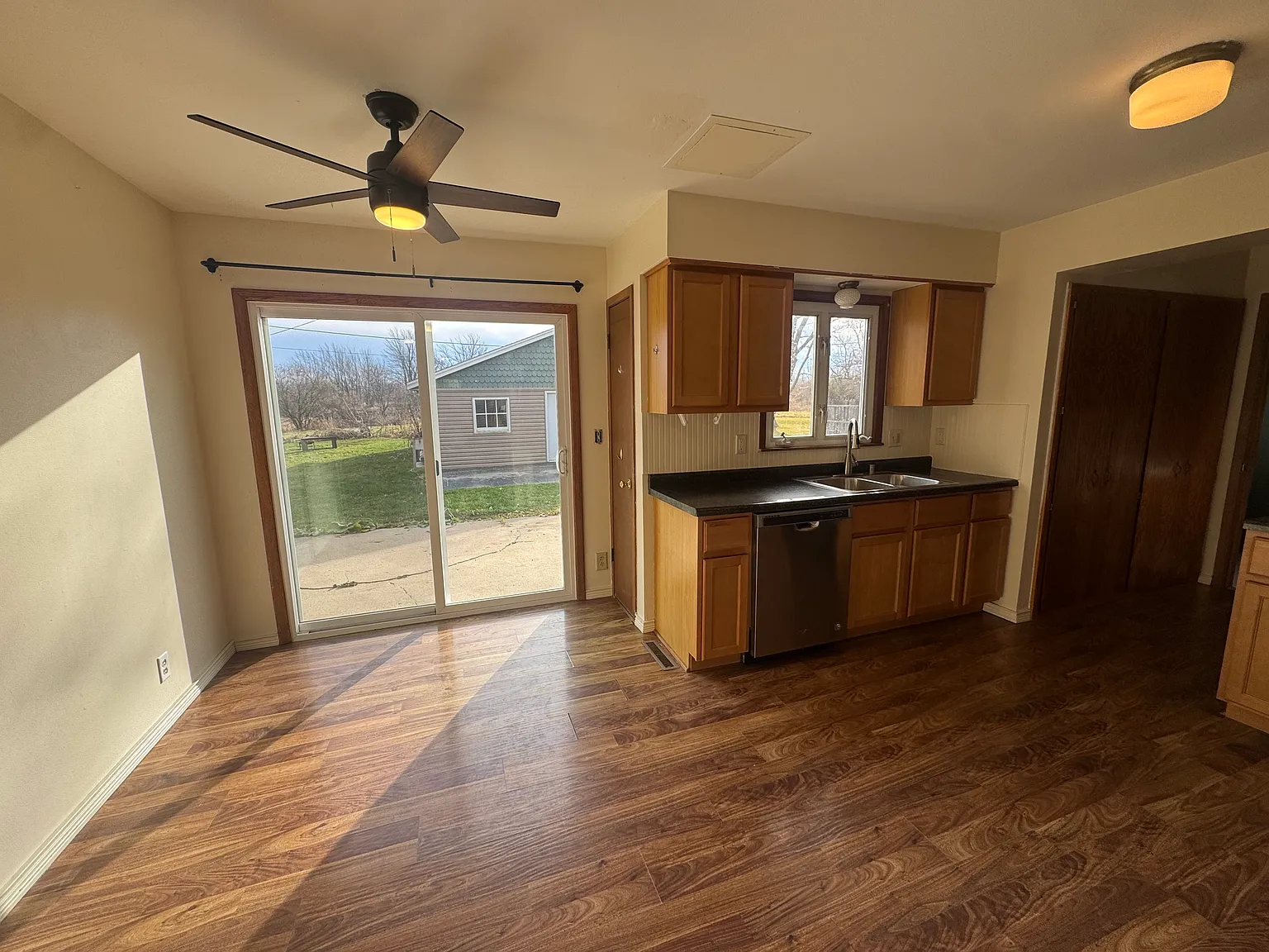 3 bed, 1.5 bath, 1600 sqft, $2,100 — Photo 2