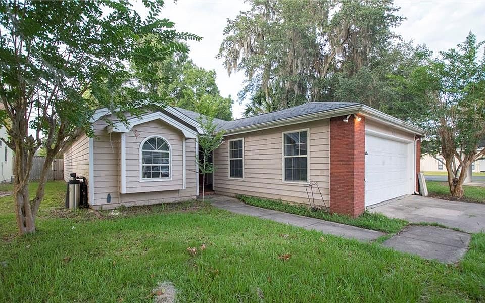 1st image of 220 Cypress Dr