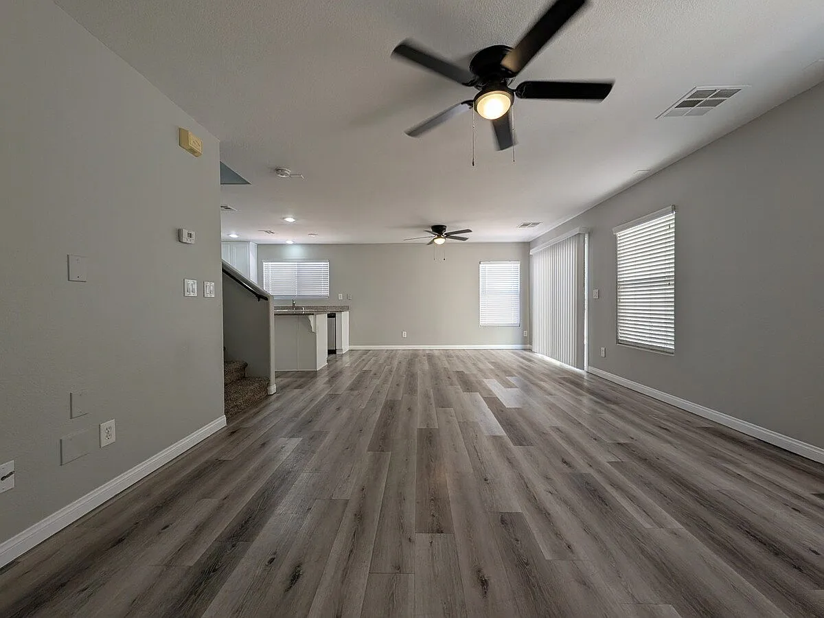 2 bed, 2.5 bath, 1301 sqft, $1,793 — Photo 2