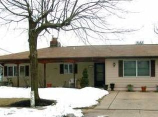 127 Stonybrook Dr, Levittown, PA 19055