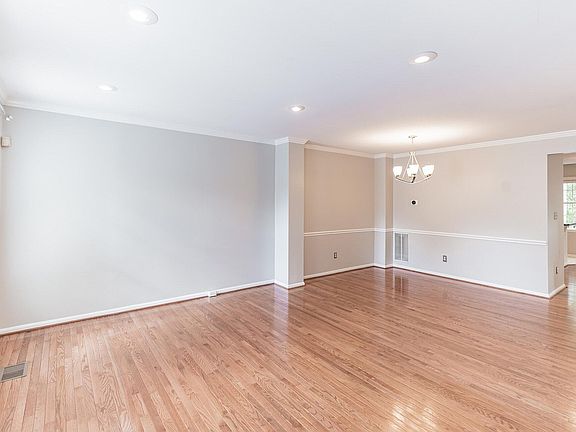 4th image of 4765 Thornbury Dr