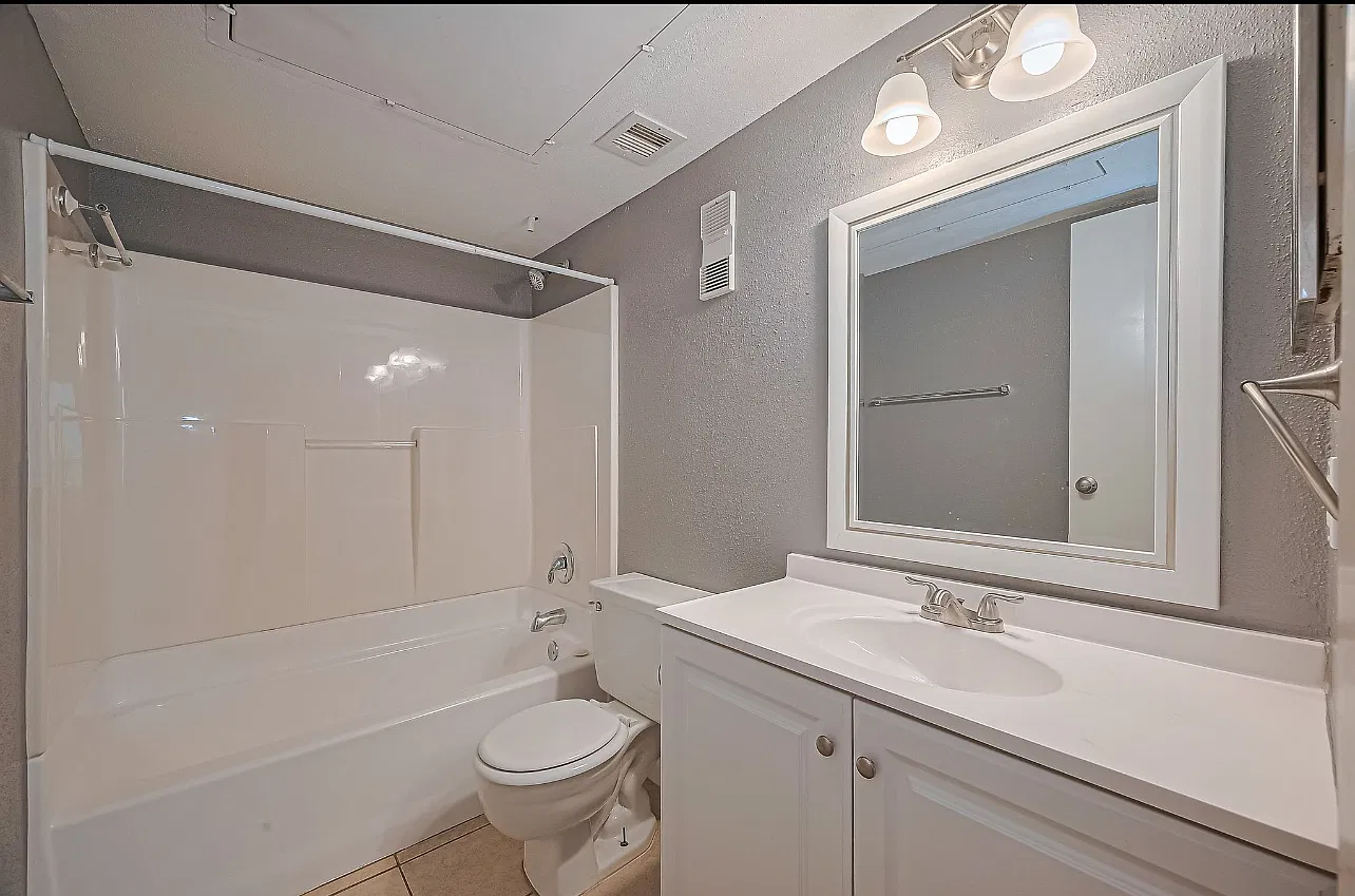 12905 Woodforest Blvd — Photo 2