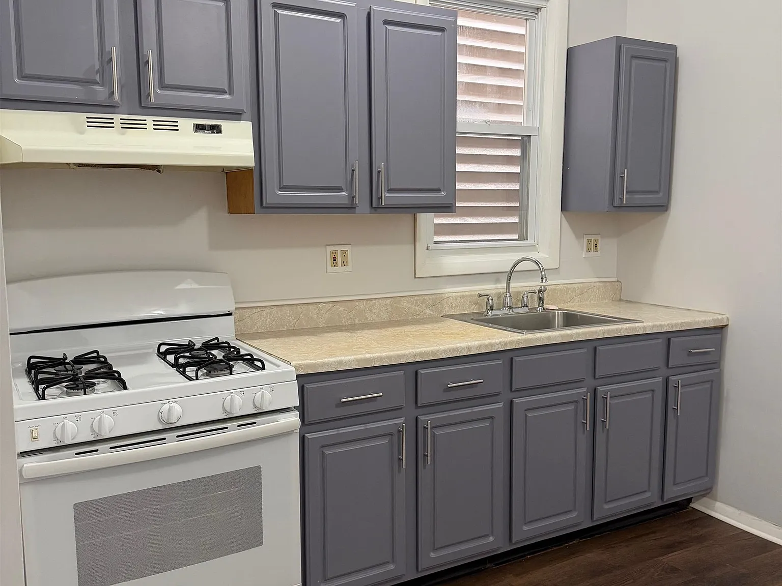 3 bed, 1.0 bath, $3,000 — Photo 3