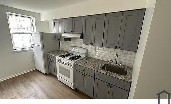 4th image of 2437 N Hollywood St