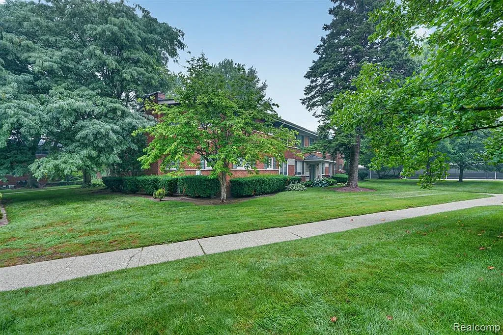 3 bed, 1.5 bath, 982 sqft, $1,900 — Photo 3