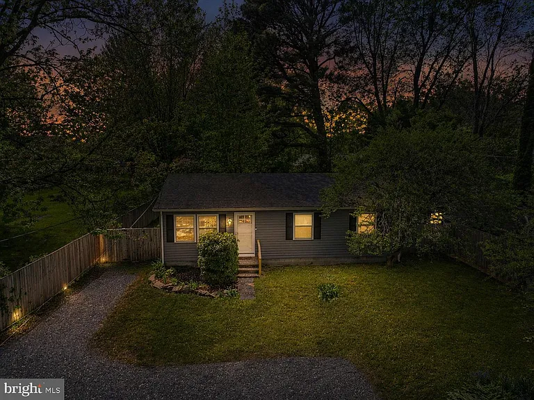 101 Brooks Ln — Photo 3