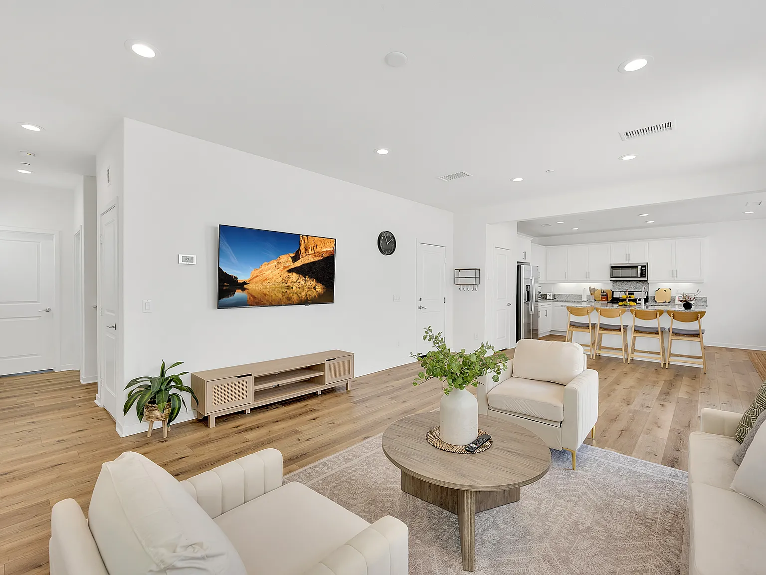 5 bed, 2439 sqft, $8,500 — Photo 2