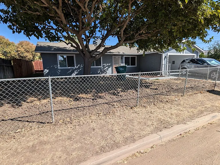 830 E Isham Ave — Photo 1