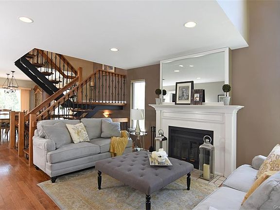 5th image of 7 Pinewood Cir
