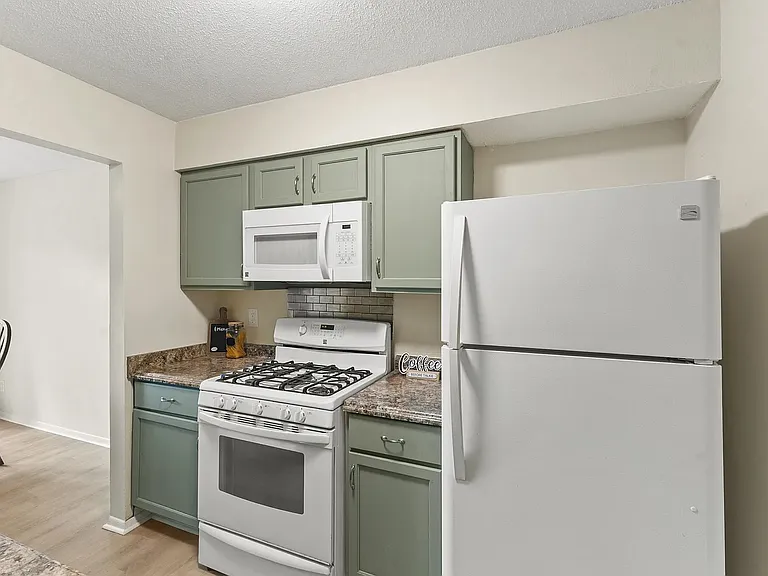 968 Greenwood Trl W — Photo 10