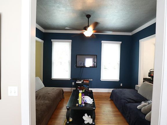 4th image of 302 E 4th St