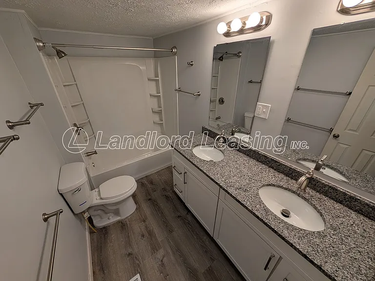 566 Jackson St — Photo 10