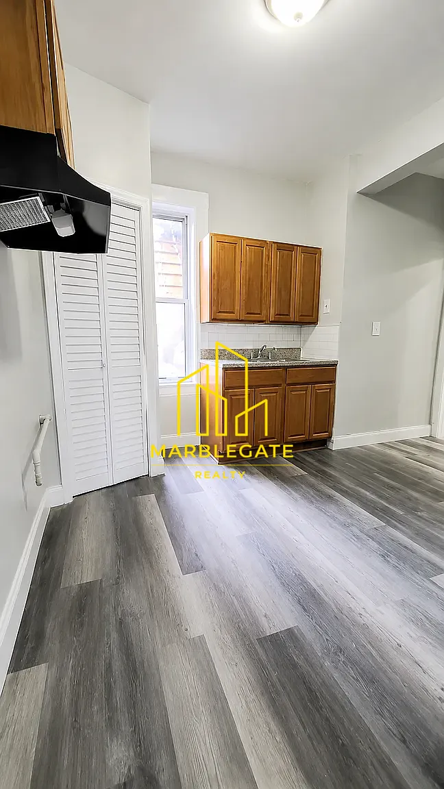 3 bed, 1050 sqft, $2,100 — Photo 1