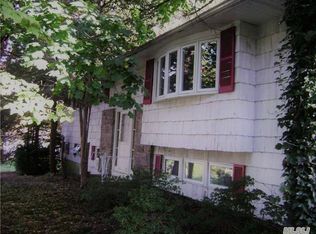 16 Bittersweet Ln, Glen Cove, NY 11542