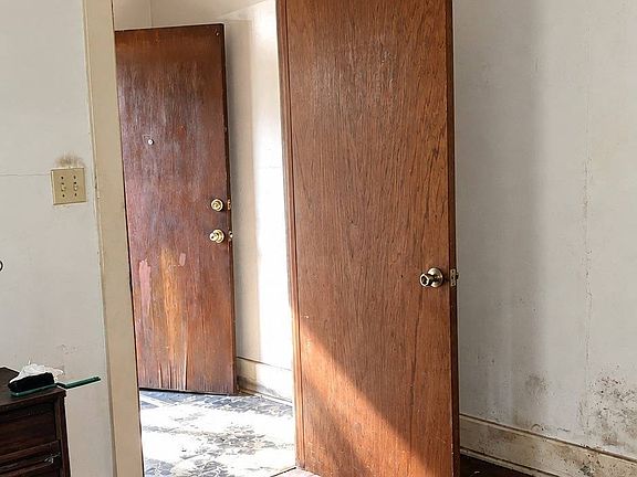 5th image of 1805 Johnson St