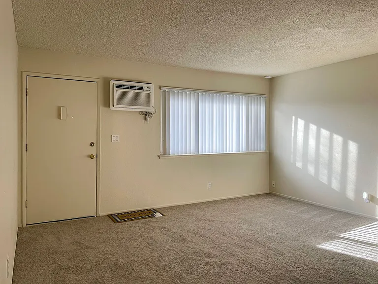 330 W Acacia Street — Photo 25