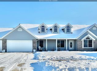 504 Colfax Ct, Sergeant Bluff, IA 51054
