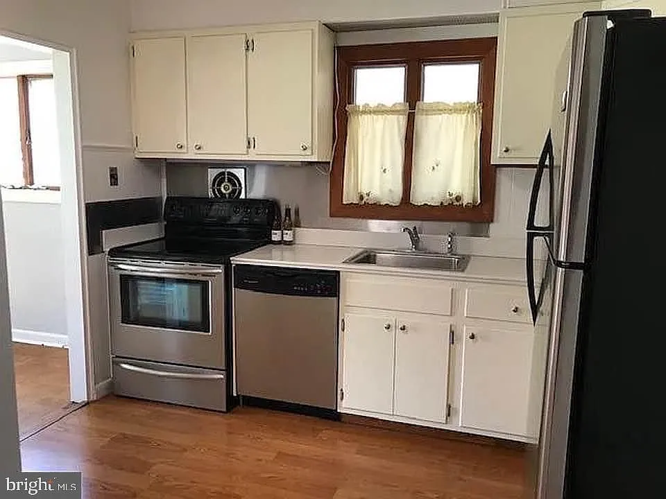 3 bed, 1.0 bath, 1075 sqft, $2,350 — Photo 2