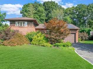 11 Greene Dr, Commack, NY 11725