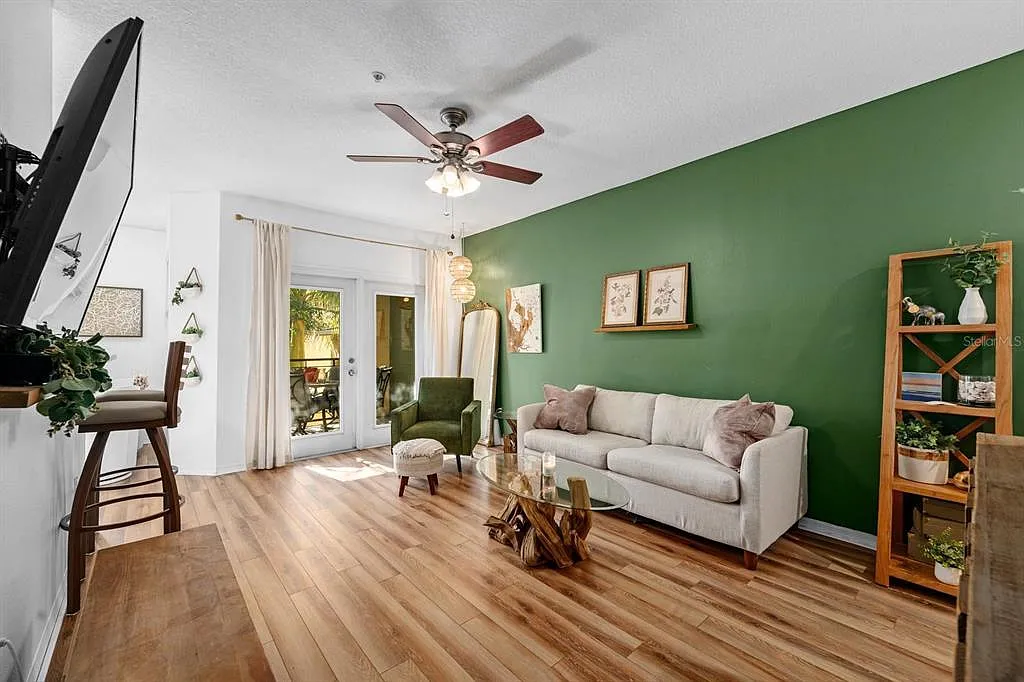 1 bed, 1.0 bath, 1044 sqft, $2,400 — Photo 4
