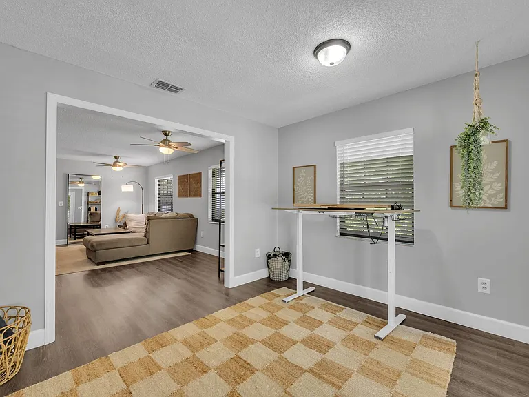 411 S Willow Ave — Photo 40