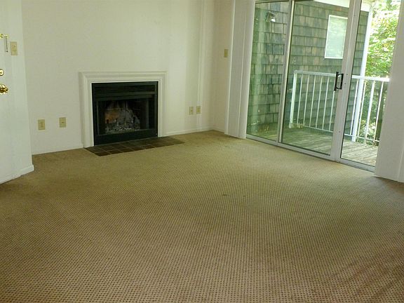 Unfurnished living room