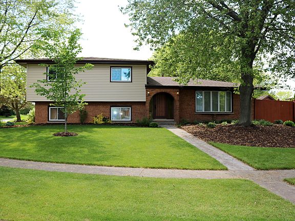2nd image of 207 S Menominee Dr