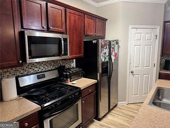 4th image of 143 Sunset Ln
