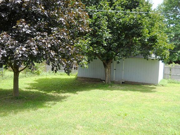 4th image of 21267 Lawrence #2175