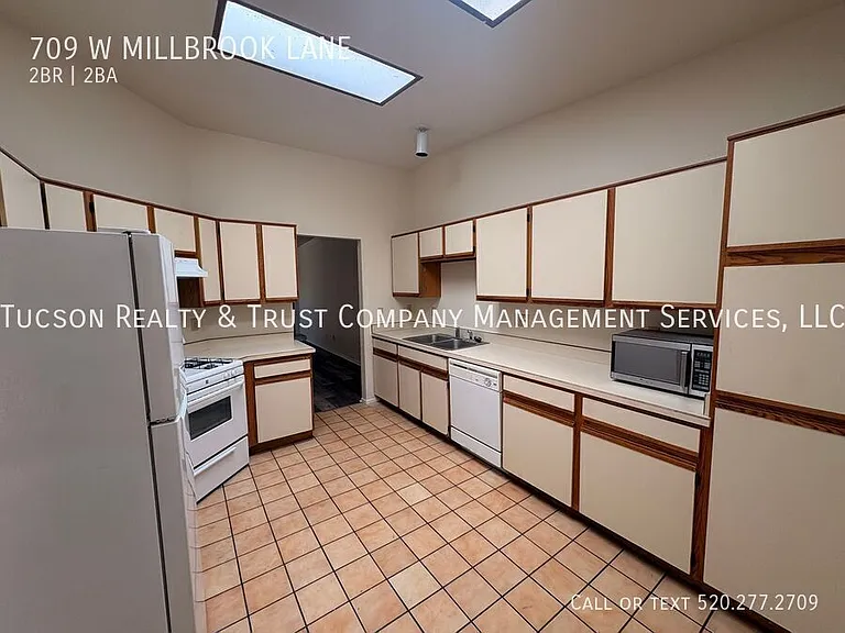 709 W Millbrook Ln — Photo 4