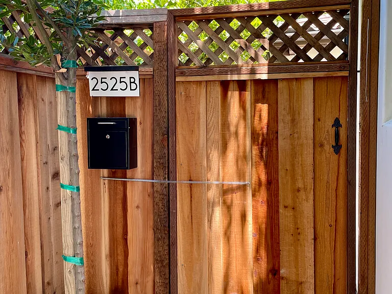2525B Waverley St — Photo 2