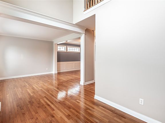 3rd image of 1481 Shaker Run Blvd