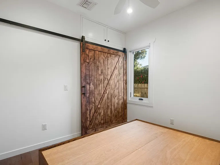 2813 Military Ave — Photo 31