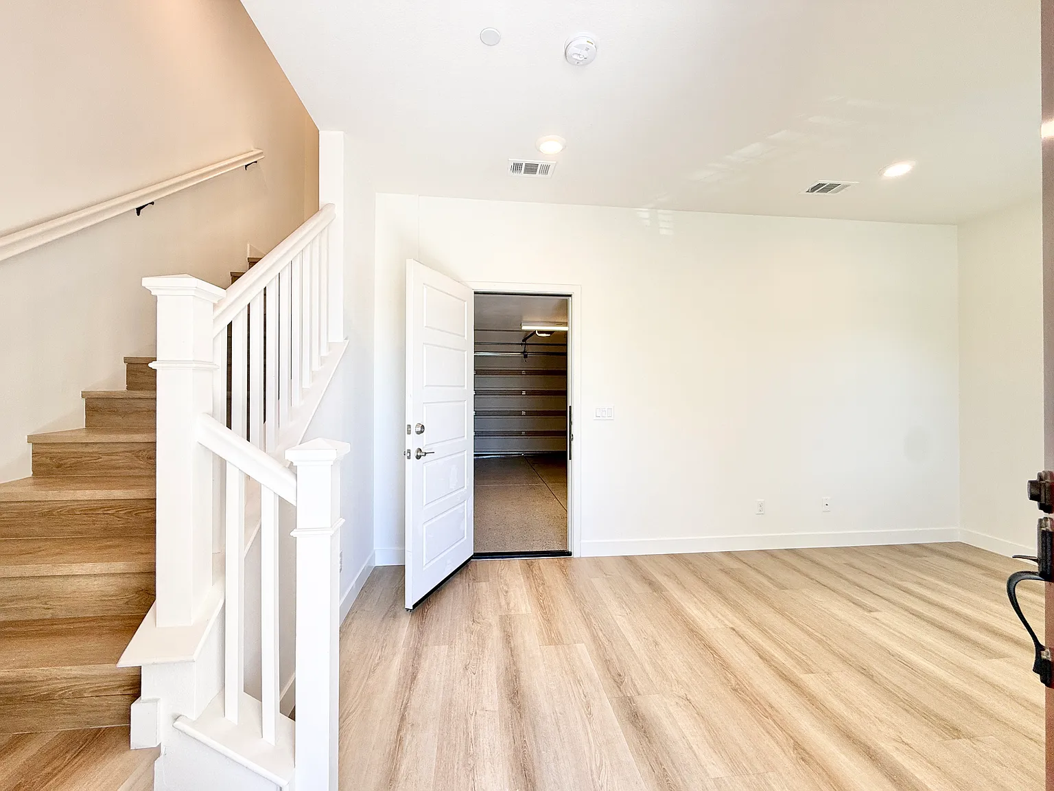 3 bed, 2.5 bath, 1817 sqft, $5,200 — Photo 2