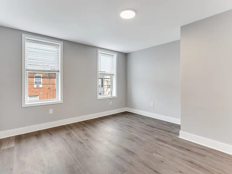 304 E Ontario St — Photo 15