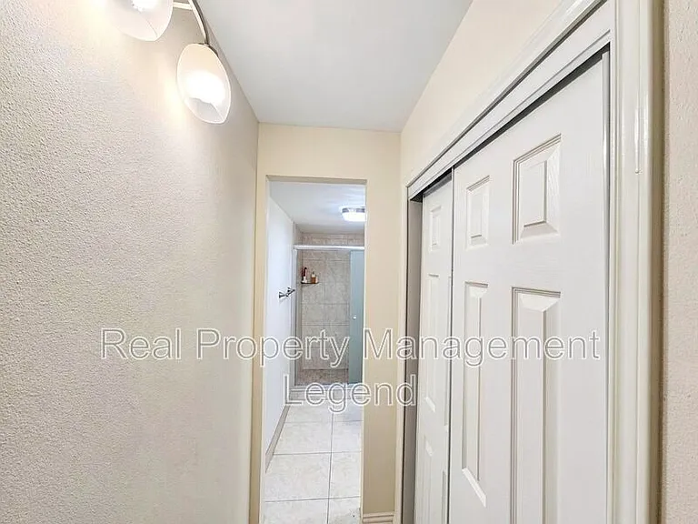 409 La Salle Dr — Photo 9