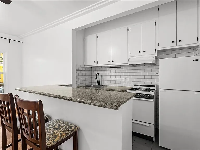 1019 & 1029 Westmoreland Apartments — Photo 36