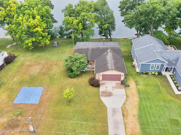 13915 Grandpoint Dr, Cement City, MI 49233