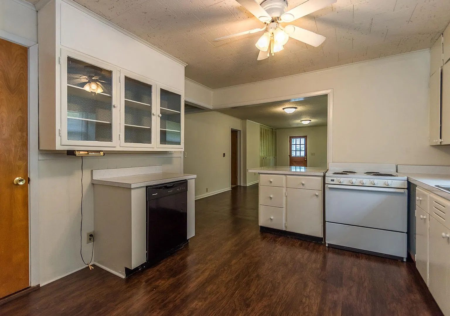 **August 2027** Spacious Home with Garage & Large Backyard!! 3 Bed, 2 Bath!! — Photo 3