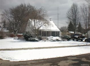 6858 Arcola St, Garden City, MI 48135