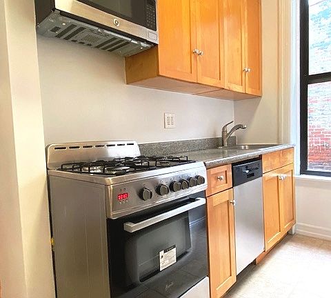 2nd image of 171 W 81st St APT 5D