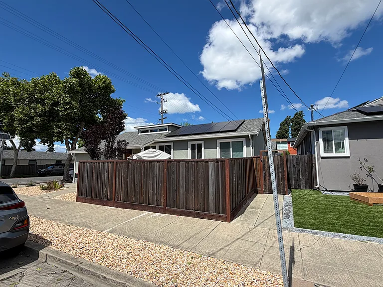 831 Page St — Photo 2