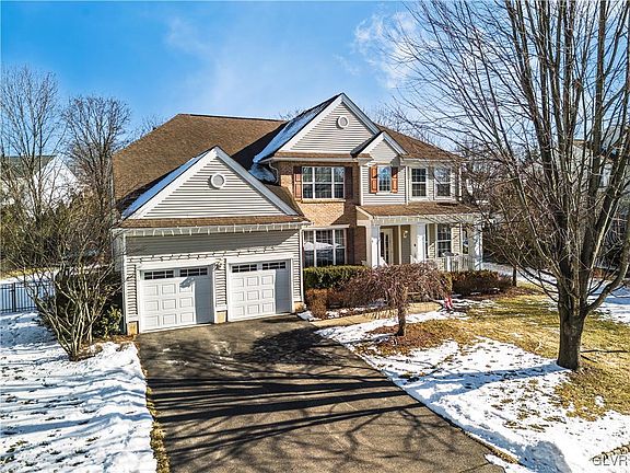 3rd image of 811 Ramblewood Dr